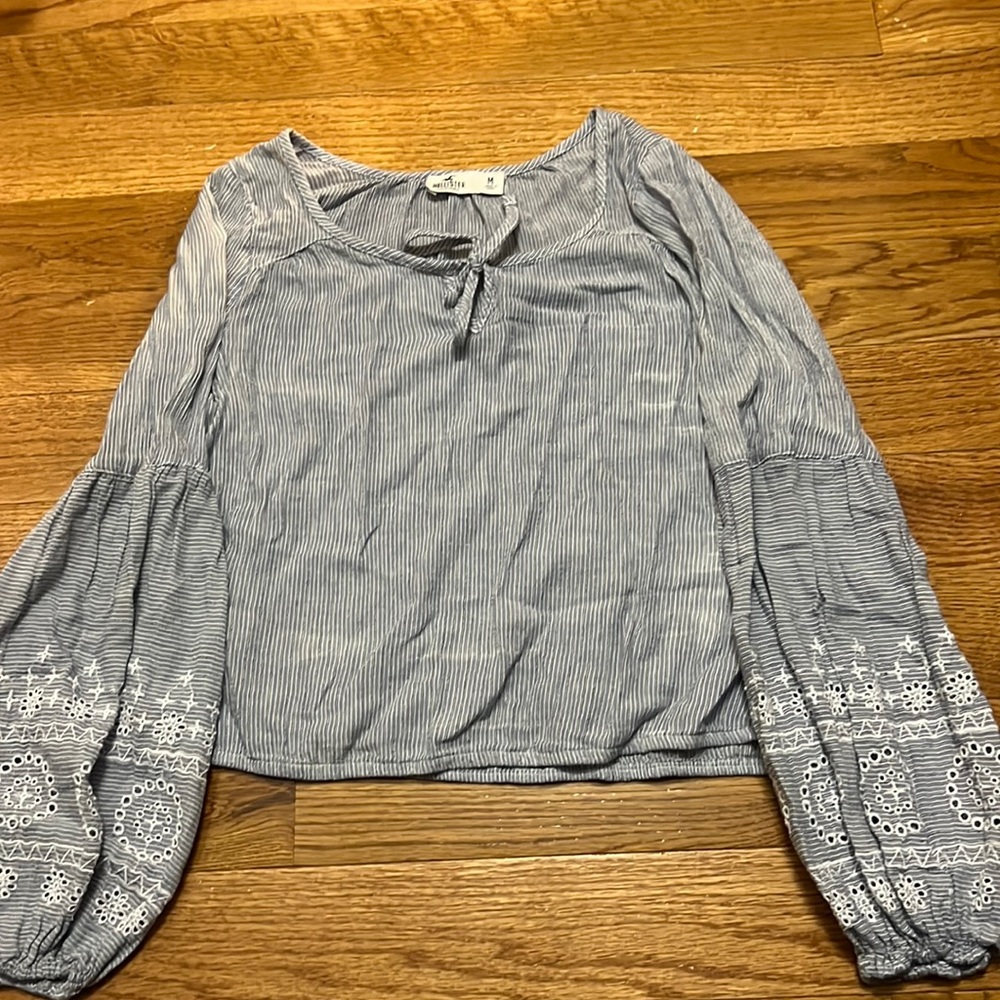 Pinstriped blue Hollister blouse. Size medium true to size and in good condition
